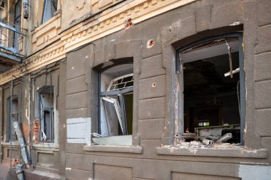 Kharkiv, Ukrayna - 14 Mayıs 2022: Rusya 'nın Harkiv şehrine düzenlediği hava saldırılarının sonucu olarak yıkılan bina. Rusya 'nın Ukrayna' ya karşı savaşı.