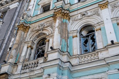 Kharkiv, Ukrayna - 16 Mayıs 2022: Rusya 'nın Harkiv şehrine yaptığı hava saldırılarının sonucu olarak şehir merkezindeki tarihi bina yıkıldı. Rusya 'nın Ukrayna' ya karşı savaşı.