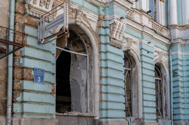 Kharkiv, Ukrayna - 16 Mayıs 2022: Rusya 'nın Harkiv şehrine yaptığı hava saldırılarının sonucu olarak şehir merkezindeki tarihi bina yıkıldı. Rusya 'nın Ukrayna' ya karşı savaşı.