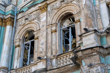 Kharkiv, Ukrayna - 16 Mayıs 2022: Rusya 'nın Harkiv şehrine yaptığı hava saldırılarının sonucu olarak şehir merkezindeki tarihi bina yıkıldı. Rusya 'nın Ukrayna' ya karşı savaşı.