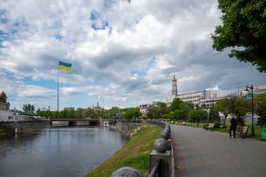 Kharkiv, Ukrayna - Mayıs 2022: Kent merkezindeki Lopan Nehri 'nin Kharkiv seti.