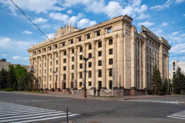Kharkiv, Ukrayna - 14 Mayıs 2022: Rus hava saldırılarının sonucu olarak Harkiv Oblastı Konseyi 'nin yıkılması. Rusya 'nın Ukrayna' ya karşı savaşı.