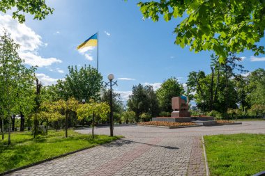 Kharkiv, Ukrayna - Mayıs 2022: Kharkiv, Ukrayna şehir merkezine park edin. 2022 baharında Rusya 'nın Ukrayna' yı işgali sırasında bomboş bir savaş şehri..
