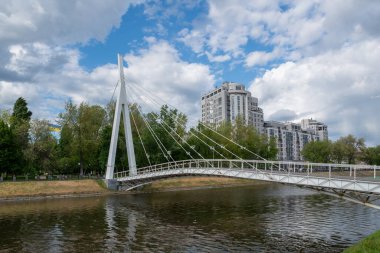 Kharkiv, Ukrayna - Mayıs 2022: Kent merkezindeki Lopan Nehri 'nin Kharkiv seti.