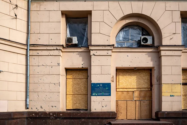 ウクライナのハリコフ 2022年5月14日 ロシアによる空爆の結果 フリーダム広場のオフィスビルが破壊された ウクライナに対するロシアの戦争 — ストック写真