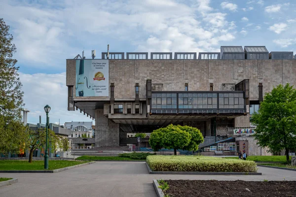 ウクライナのハリコフ 2022年5月 ハリコフ国立学術オペラとバレエ劇場 2022年春のロシアによるウクライナ侵攻でハリコフの戦いで一部損傷を受けた 空の戦争都市 — ストック写真