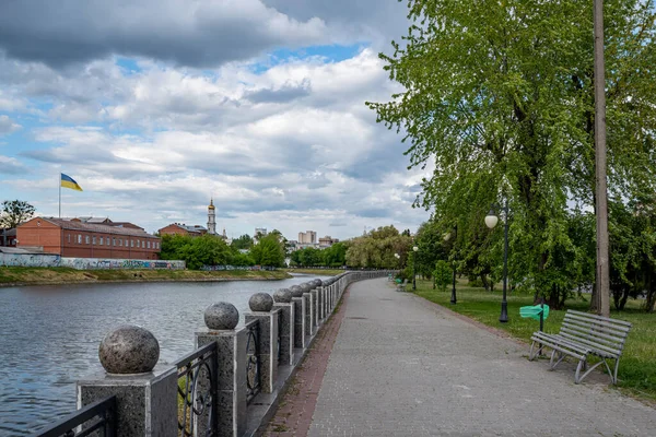 ウクライナのハリコフ 2022年5月 市内中心部のロパン川のハリコフ堤防 — ストック写真