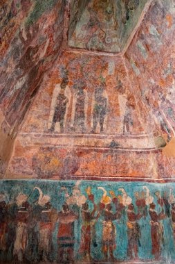 Bonampak, Chiapas, Meksika 21 Aralık 2019: Bonampak Tapınağı 'ndaki antik duvar resimleri, klasik Maya döneminden. Tablolar Maya yaşamının hikayesini gösteriyor..