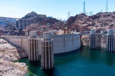 Nevada Eyaleti ve Arizona arasındaki sınırda Colorado Nehri kara kanyonda Hoover Barajı. ABD