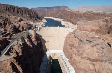 Nevada Eyaleti ve Arizona arasındaki sınırda Colorado Nehri kara kanyonda Hoover Barajı. ABD