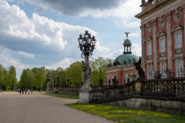 Potsdam, Almanya - 30.04.2022: Potsdam, Almanya 'daki Sanssouci parkındaki Yeni Saray.