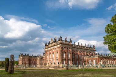 Potsdam, Almanya - 30.04.2022: Potsdam, Almanya 'daki Sanssouci parkındaki Yeni Saray.