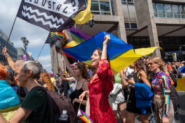 Berlin, Almanya - 23 Temmuz 2022 - Berlin 'de Christopher Street Day (CSD). Rusya 'nın Ukrayna' yı işgaline karşı savaş karşıtı protesto.
