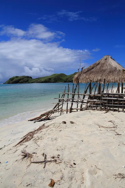 Stranden resten paviljongen på öarna Indonesien — Stockfoto