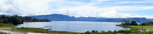 Panorama jezera toba — Stock fotografie