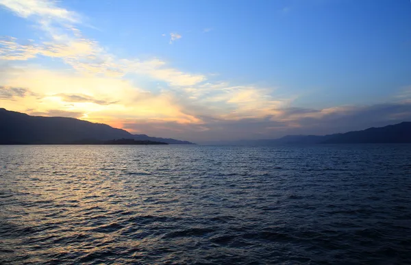 Tramonto del lago di Toba — Foto Stock