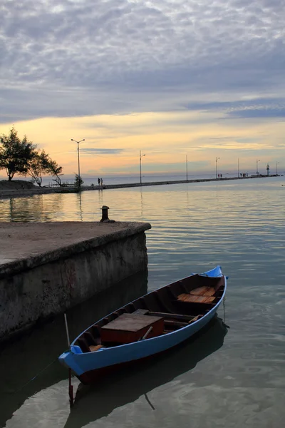 Barco de pesca en el mar —  Fotos de Stock