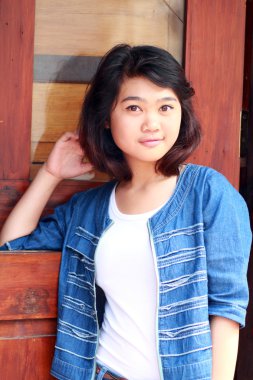 güzel bir gülümseyen genç kız