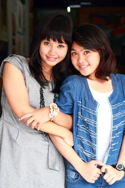 Dvě krásné mladé dívky s úsměvem — Stock fotografie