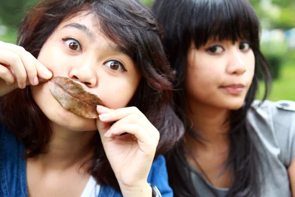 Deux belles jeunes filles souriantes — Photo