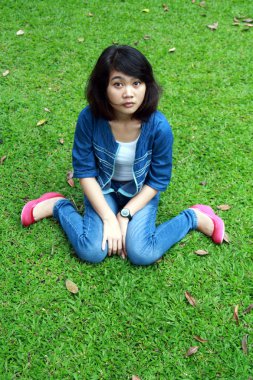 güzel bir gülümseyen genç kız