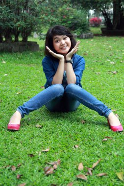 güzel bir gülümseyen genç kız