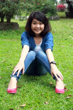 güzel bir gülümseyen genç kız