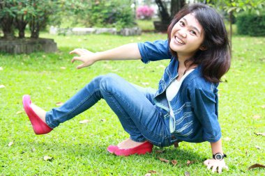 güzel bir gülümseyen genç kız