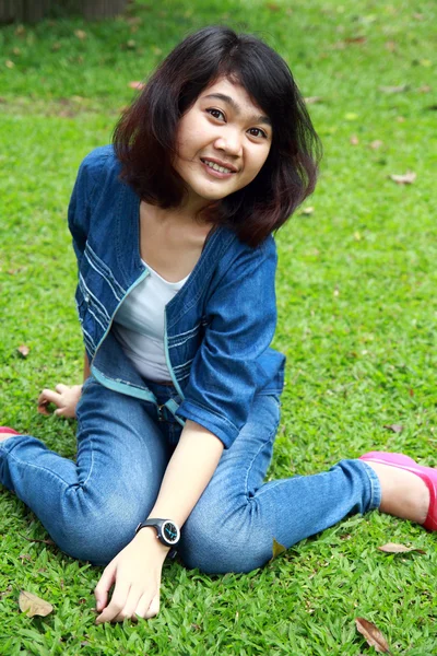 Uma bela menina sorridente — Fotografia de Stock