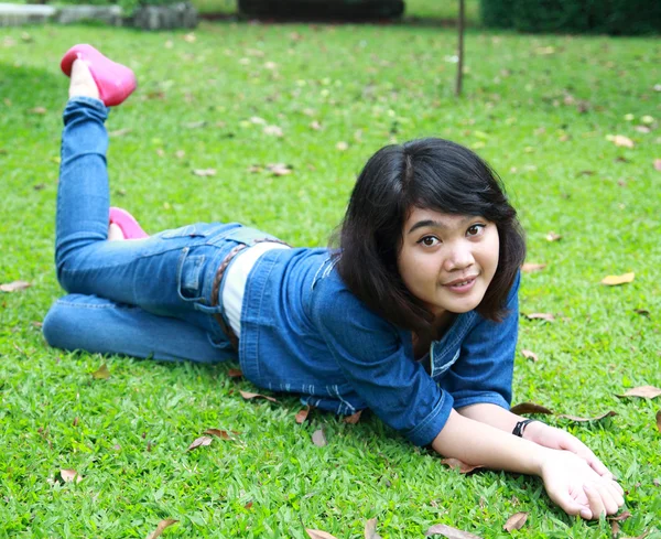 Una hermosa joven sonriente —  Fotos de Stock