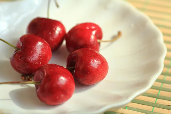 Cerises dans l'assiette — Photo