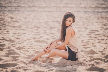 güzel model plaj güneş gözlüğü