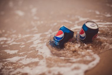 Crimea - 30.05: pepsi kavanoz okyanus kumsal üzerinde