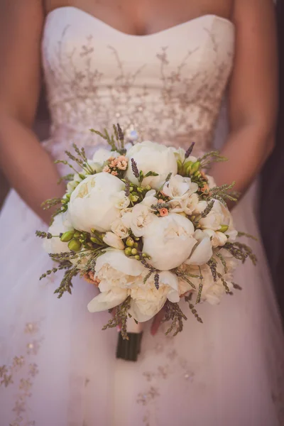 A menyasszony menyasszonyi csokor virágot birtokában Stock Kép