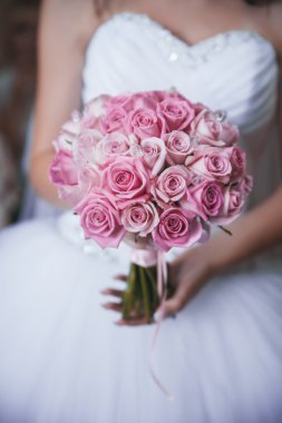 Güzel düğün buketi Gelinin ellerinde