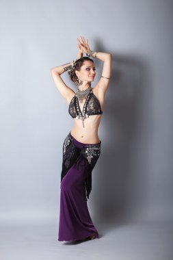 Genç beautyful aşiret dansçı kadın