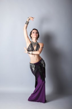 Genç beautyful aşiret dansçı kadın