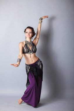 Genç beautyful aşiret dansçı kadın