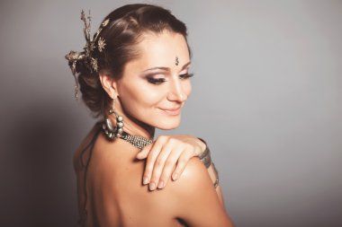 Genç beautyful aşiret dansçı kadın