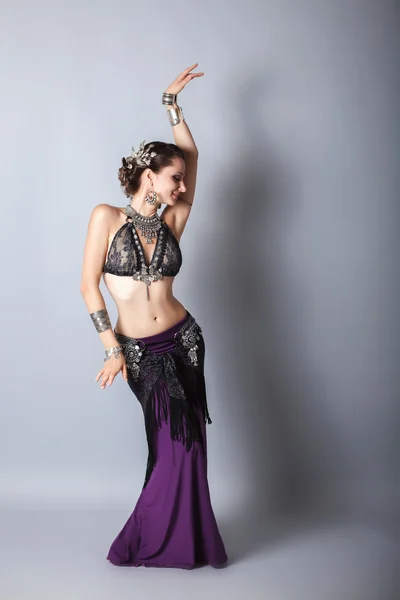 Fiatal gyönyörű törzsi táncos nő Stock Kép