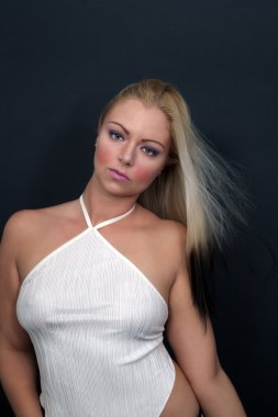 Güzel sarışın tutum (4 ile)