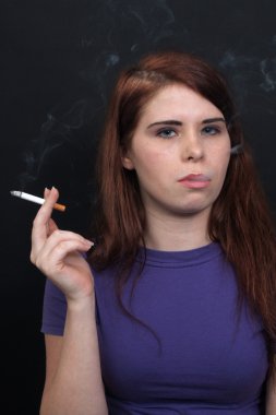 güzel esmer 4 Sigara içiyor