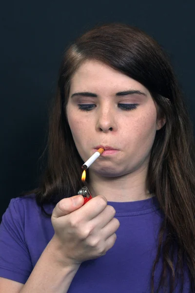 Krásná brunetka zapálí cigaretu 1 — Stock fotografie