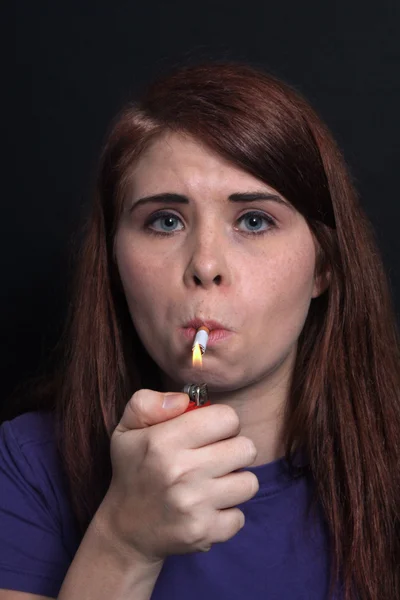 Krásná brunetka zapálí cigaretu 2 — Stock fotografie
