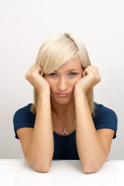 Vacker uttråkad blondin — Stockfoto