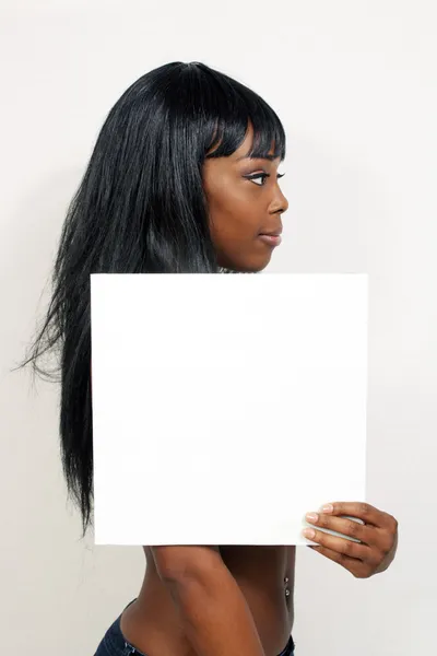 Mooie jonge vrouw met een lege witte bord (1) — Stockfoto