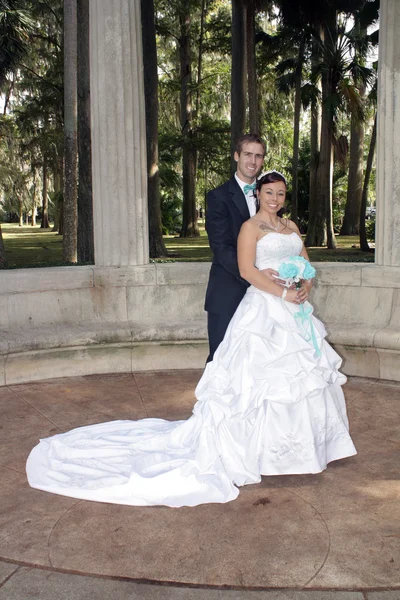 Bride and Groom Outdoors (1) — Stock Photo, Image