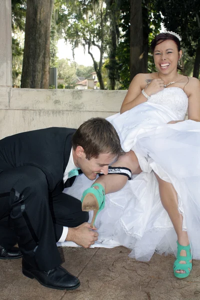 Bruden och brudgummen utomhus (9) — Stockfoto