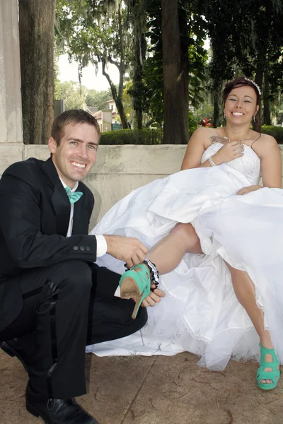 Bruden och brudgummen utomhus (10) — Stockfoto