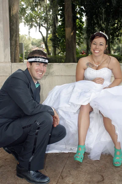 Bruden och brudgummen utomhus (10) — Stockfoto